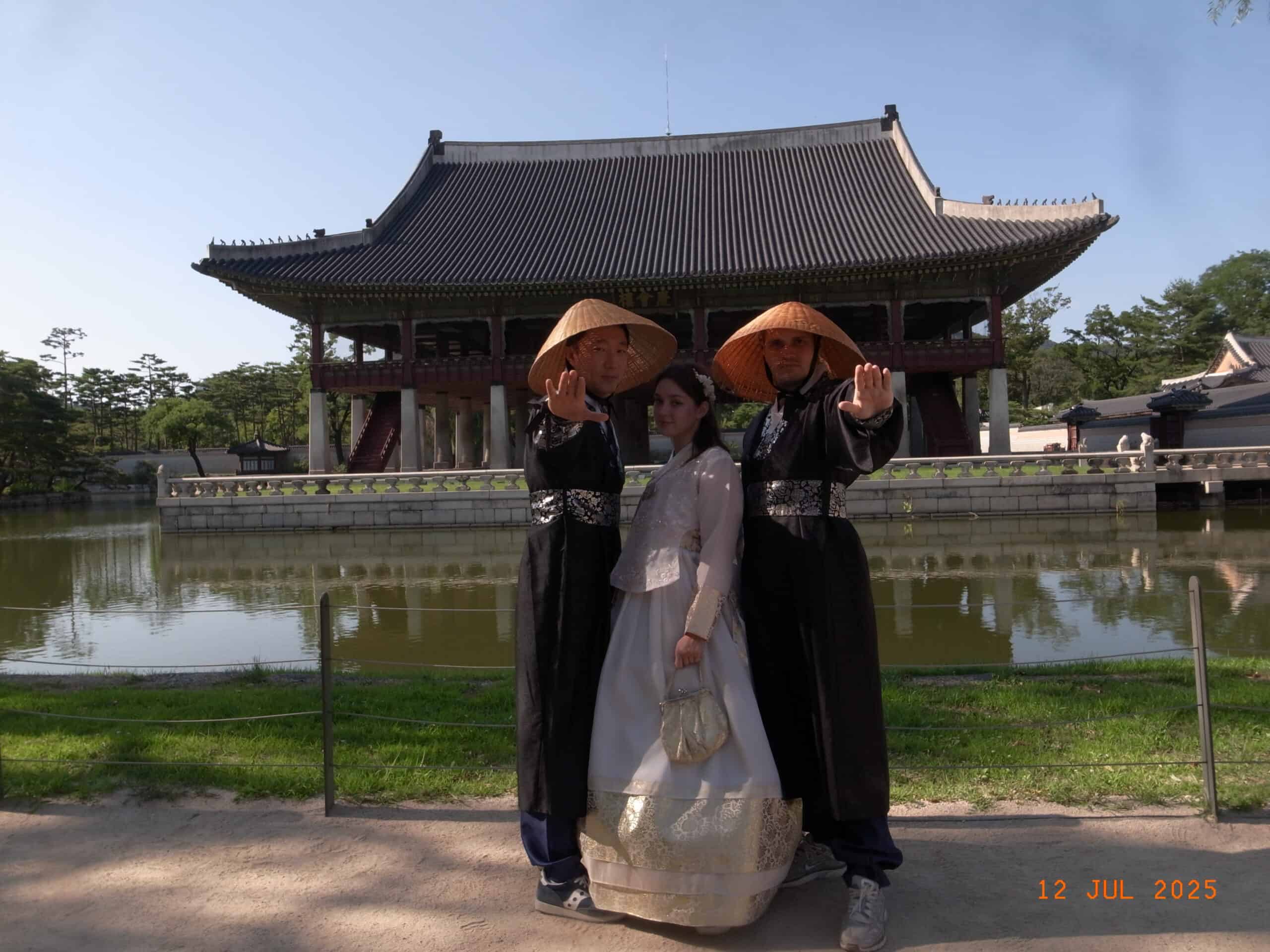 Gyeongbokgung palace — hanbok, Seoul Core